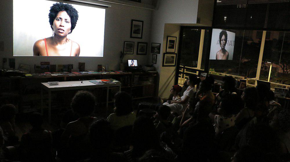 No dia 18/03, no centro cultural Tapera Taperá, na Galeria Metrópolis, em São Paulo, foram exibidos os curtas “Cinzas” (2015), de Larissa Fulana de Tal (Coletivo Tela Preta), e “KBELA”, de Yasmin Thayná.