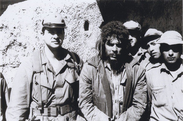 Felíx Rodríguez Mendigutía à esquerda de Che Guevara. Foto: Reprodução