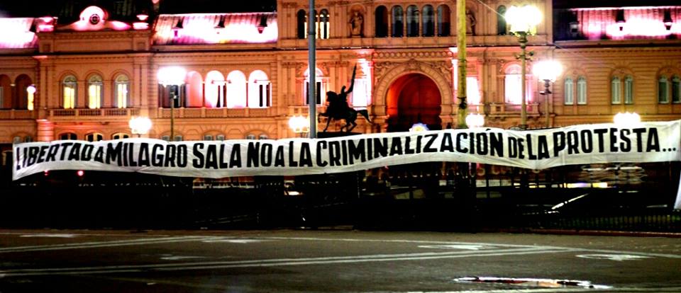 Foto Acampe Plaza de Mayo - bandera por la libertad frente a Casa Rosada