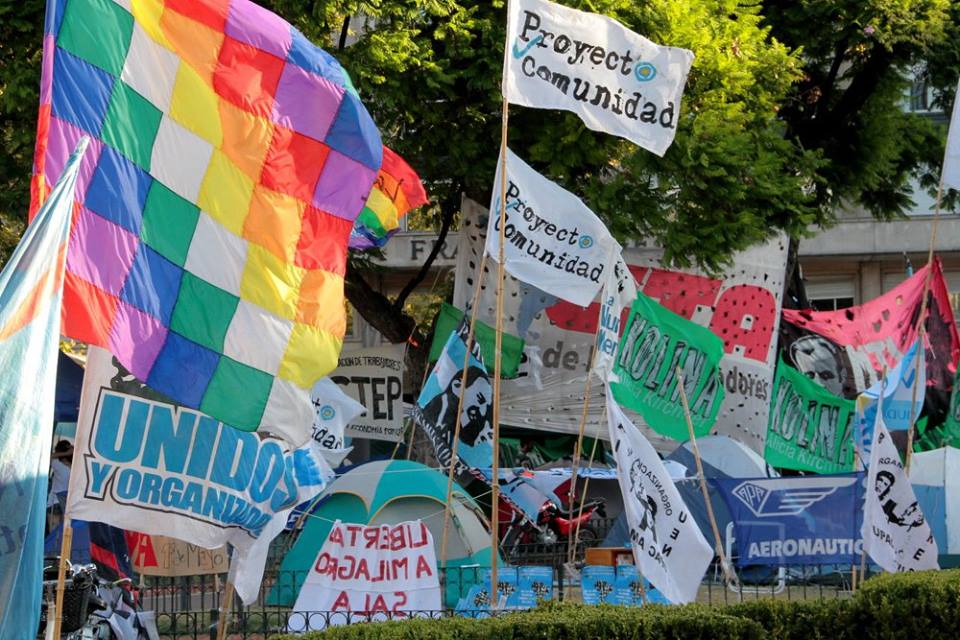 Foto Acampe Plaza de Mayo - carpas y banderas
