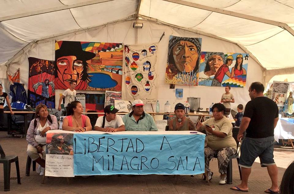 Foto Acampe Plaza de Mayo - charla, mesa de militantes de la Tupac Amaru Jujuy