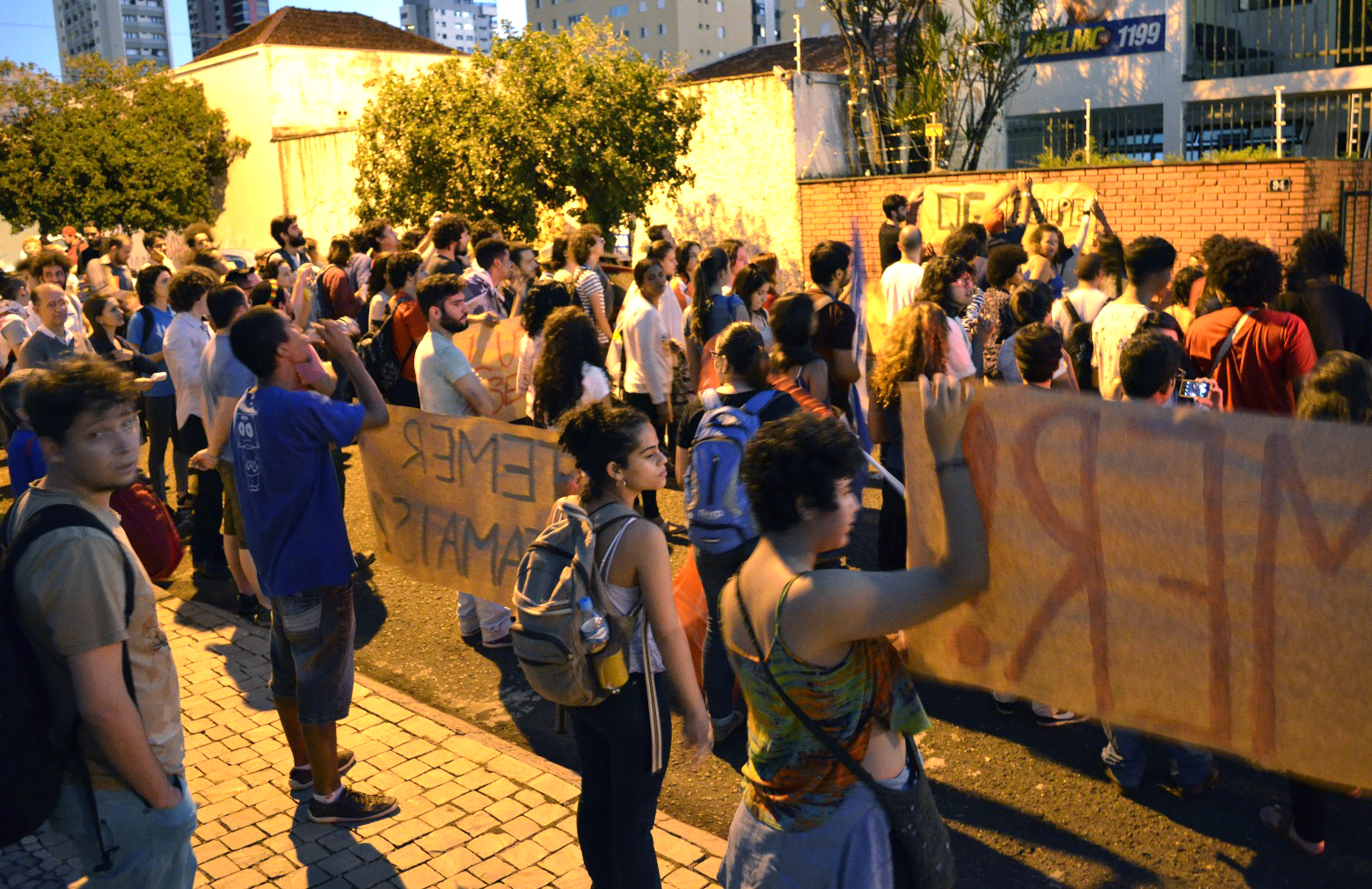 Manifestação fez barulho em frente ao escritório de Odelmo Leão