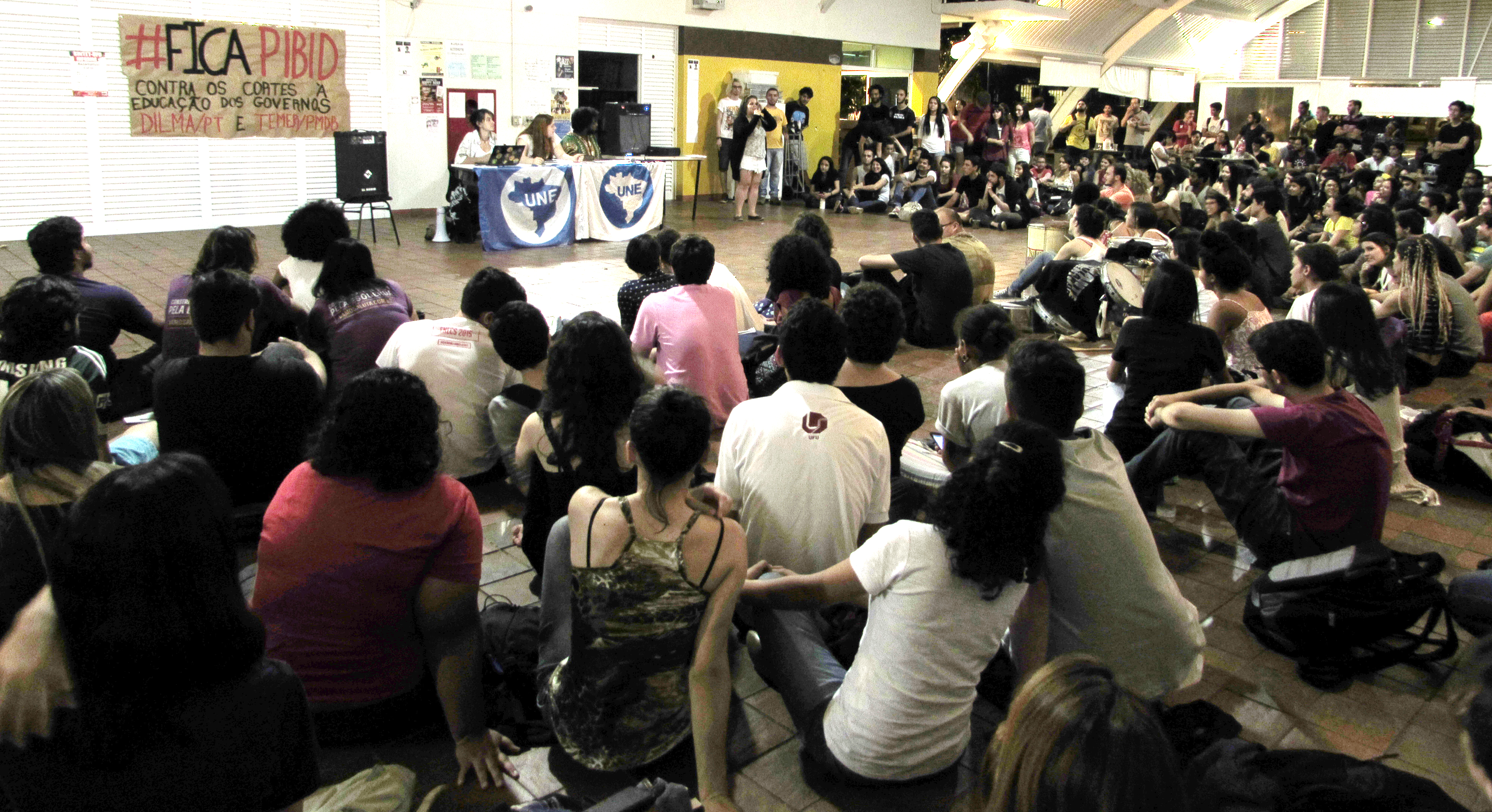 Mais de 500 estudantes lotaram a assembleia da UFU 