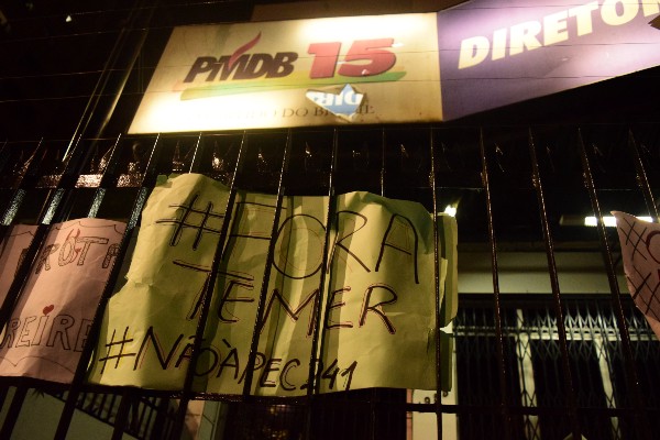 Manifestantes colaram cartazes denunciando a PEC 241 e as medidas do governo de Michel Temer, na sede do Partido, em Belém. (Carvalho da Costa/Arquivo Pessoal)