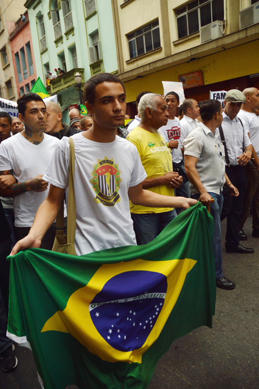 Ao lado dos "carecas", grupo que defende a supremacia branca no Brasil, manifestante pela intervenção militar ostenta o logotipo do DOPS na camiseta - São Paulo 15/03/2014 - foto: www.mediaquatro.com 