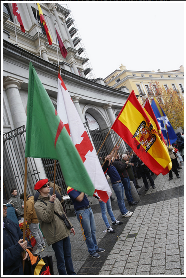 Cerca de 200 pessoas se concentram na Plaza de Oriente de Madrid para recordar e homenagear o ditador Francisco Franco quando se completam 41 anos de sua morte. Foto: EFE/Zipi - Fonte: http://www.publico.es/politica/activista-lagarder-agredido-200-nostalgicos.html