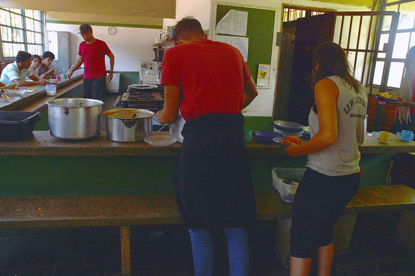 Alunos e funcionários preparam as refeições e almoçam juntos na ocupação da Escola Estadual Inácio Castilho - 25/10/2016 25/10/2016 - Foto: www.mediaquatro.com