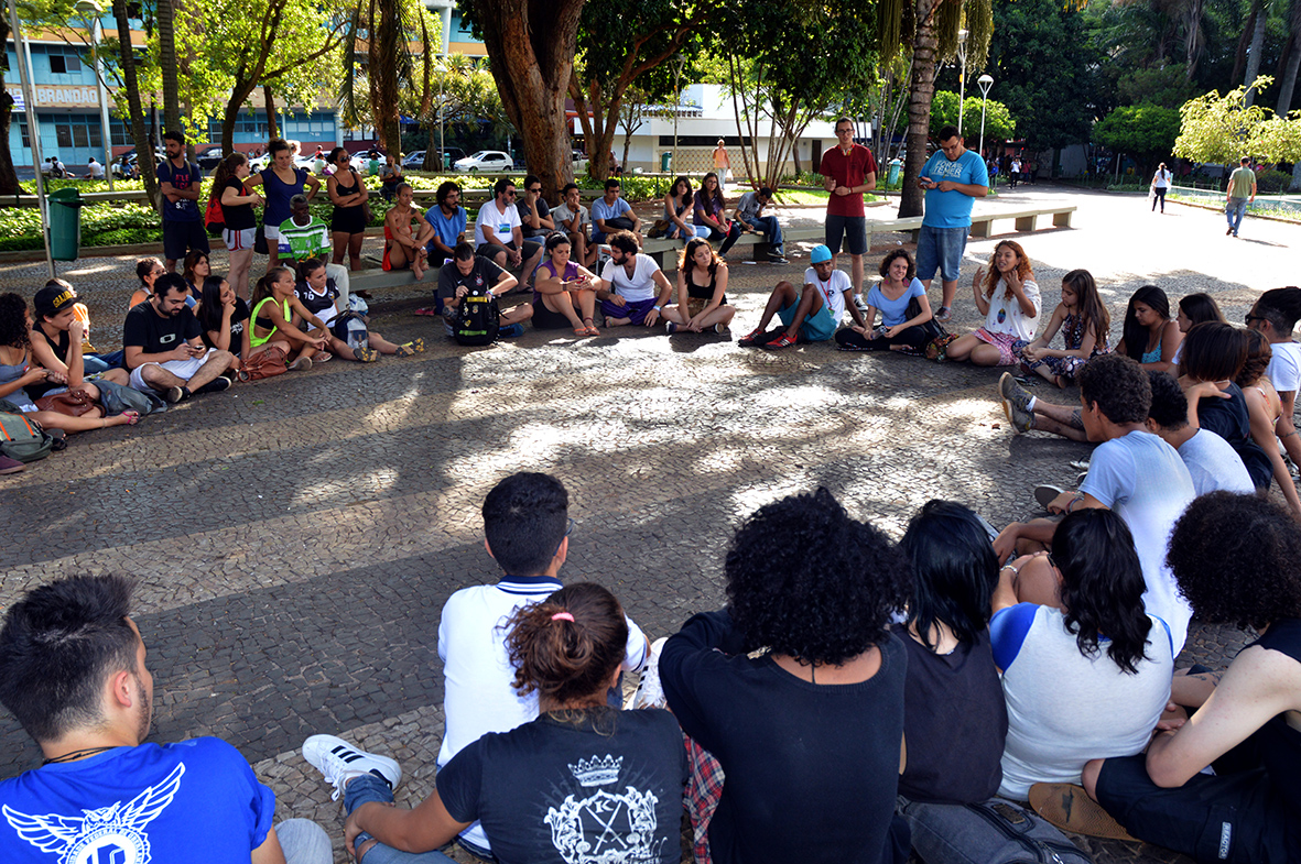 Assembleia conjunta dos estudantes secundaristas e universitários de Uberlândia na Praça Tubal Vilela, centro da cidade