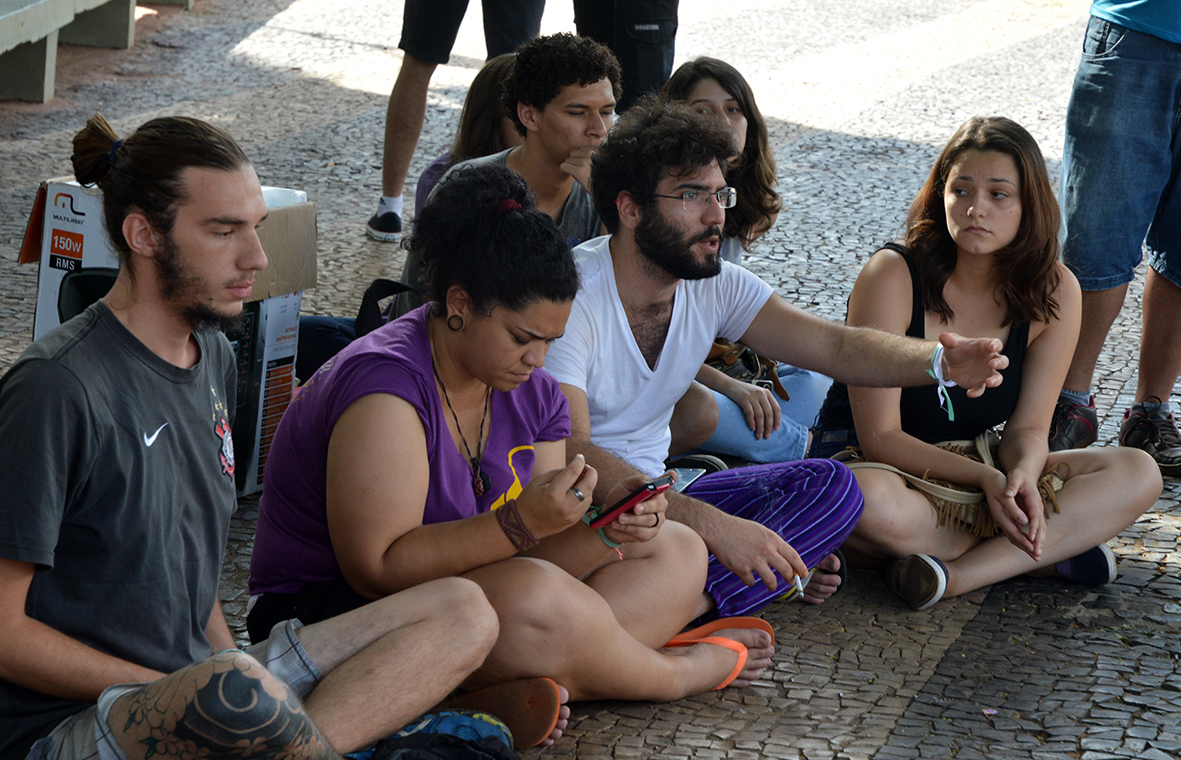 Alunos do OcupaUFU explicam aos secundaristas as propostas de acampamento, shows no campus Santa Mônica e marcha nessa sexta