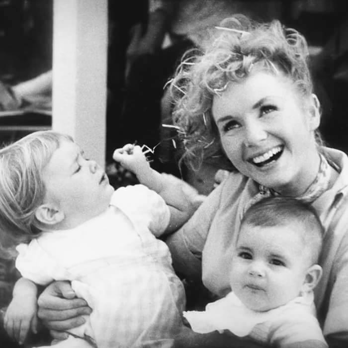 Carrie Fischer com o irmão Todd no colo da mãe, Debbie Reynolds