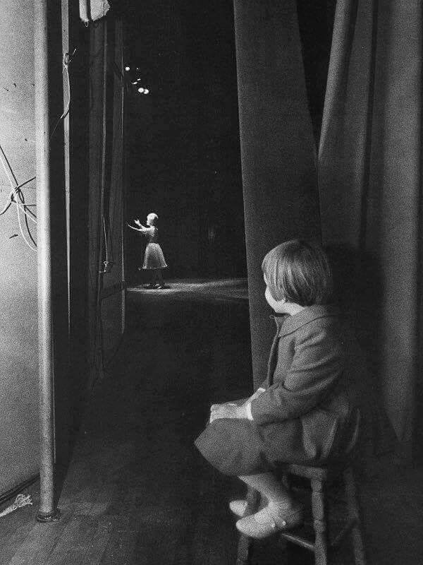 Carrie Fisher assistindo sua mãe, Debbie Reynolds, no palco (1963)