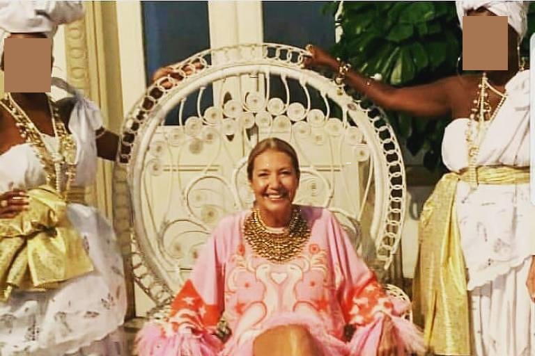 A festa de aniversário de Donata Meirelles, diretora da Vogue Brasil, é exemplo de "racismo recreativo". A "comemoração" dos 50 anos de Donata, que ocorreu em Salvador na sexta-feira (8), lembrava a escravidão. Tinha até um 'trono de sinhá' para que os convidados tirassem fotos ao lado de mulheres negras caracterizadas como 'mucamas'