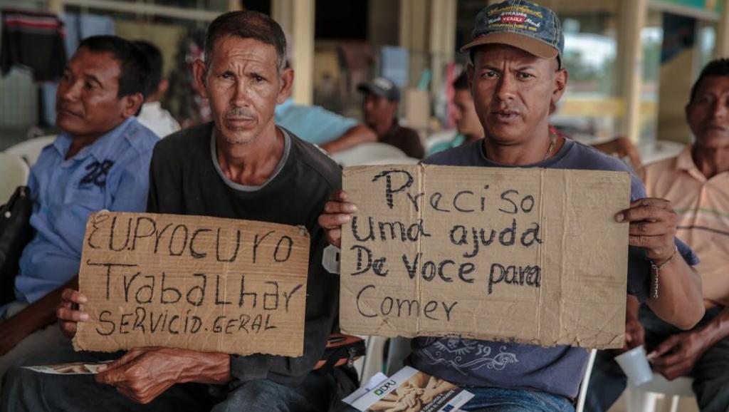 Venezuelanos fogem do país em busca de ajuda