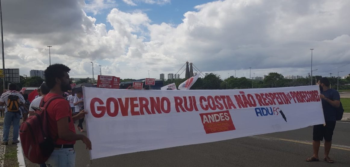 Docentes das universidades estaduais da Bahia exigem que o governador Rui Costa, do PT, abra negociações e atenda às reivindicações da greve