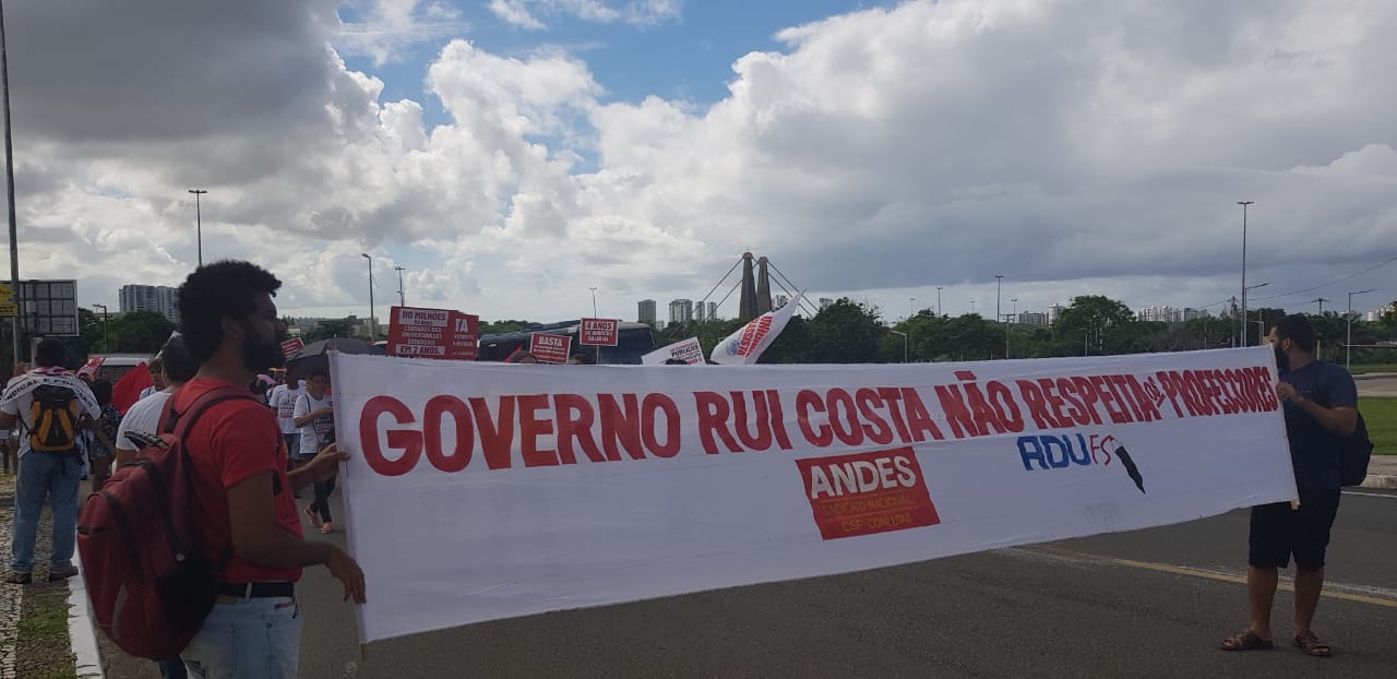 Docentes das universidades estaduais da Bahia exigem que o governador Rui Costa, do PT, abra negociações e atenda às reivindicações da greve