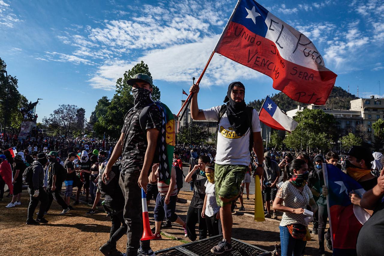 Repressão policial violenta tenta salvar Sebastian Piñera enquanto o povo chileno resiste e luta por direitos e contra o neoliberalismo