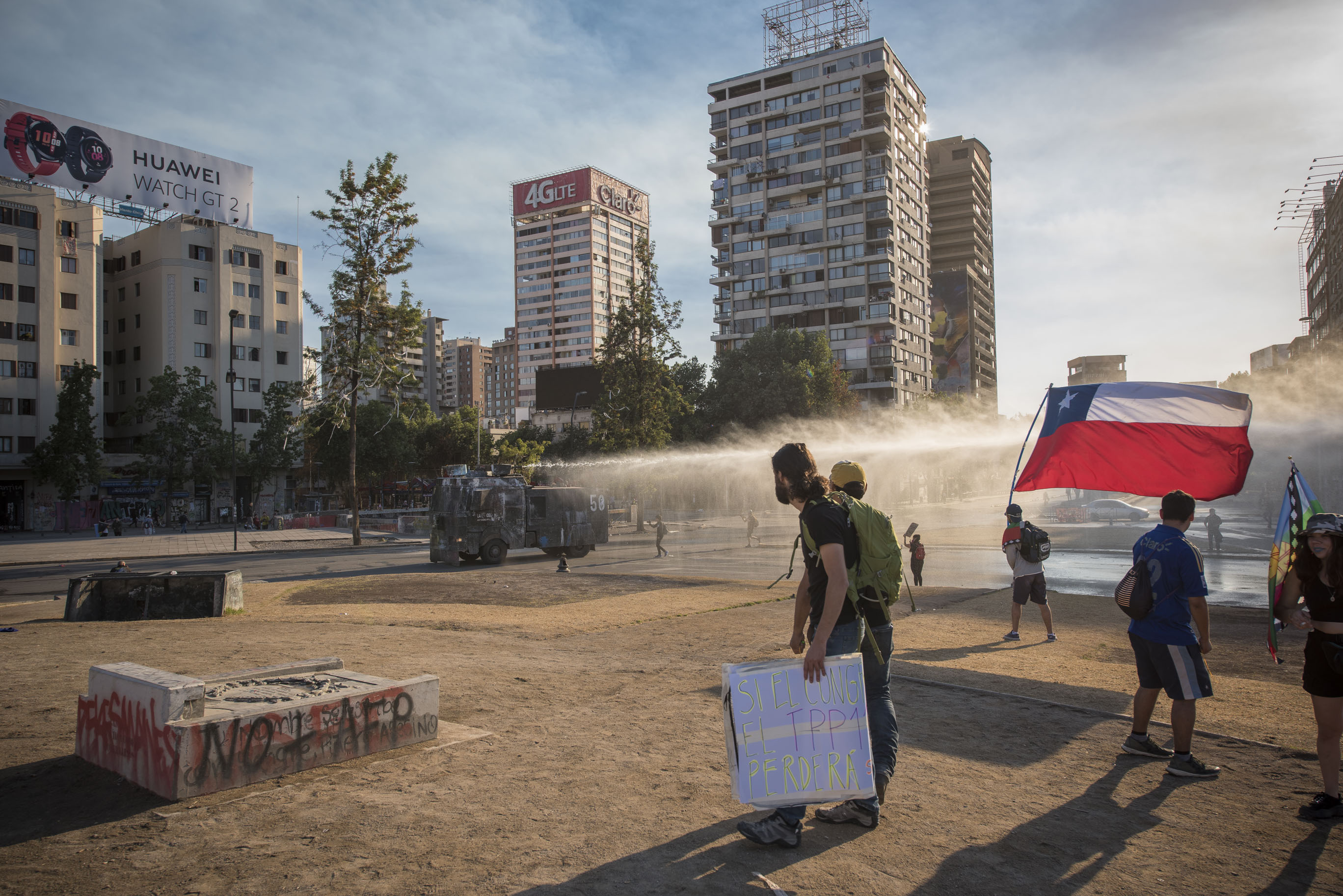 O CHILE ACORDOU. O povo luta nas ruas contra o…