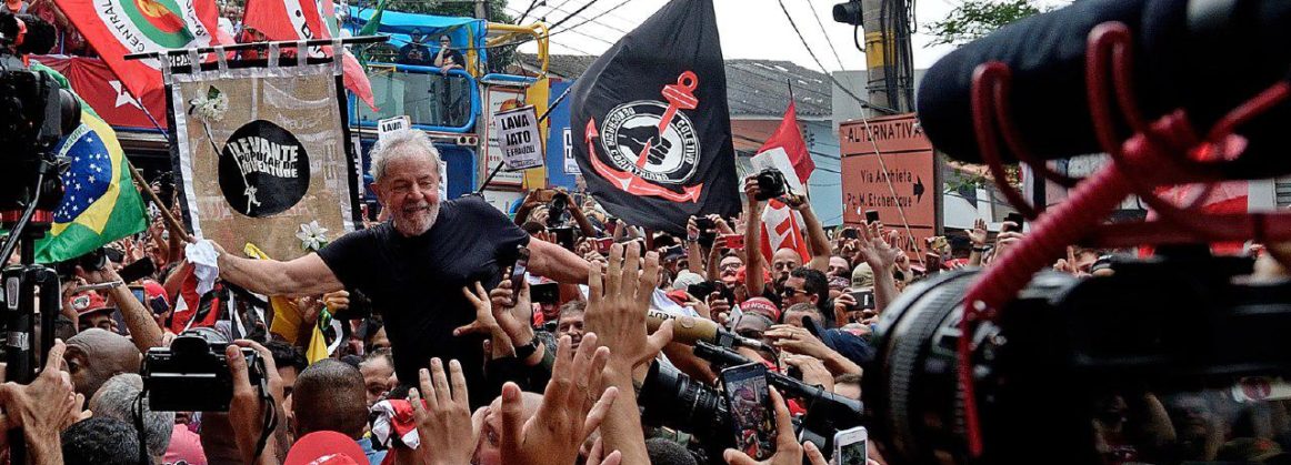 Ato em São Bernardo, para receber Luiz Inácio Lula da Silva, depois de 580 dias de prisão na sede da Polícia Federal de Curitiba - Foto de Bacellar/Jornalistas Livres