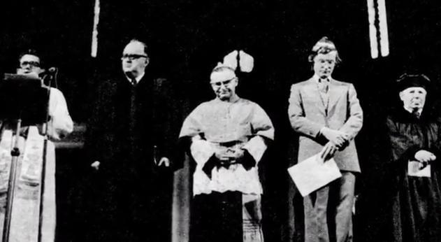 Jaime Wright (à esq.), dom Paulo, no centro, e Henry Sobel (à dir.) no culto ecumênico em homenagem a Vladimir Herzog, assassinado pela Ditadura Militar
