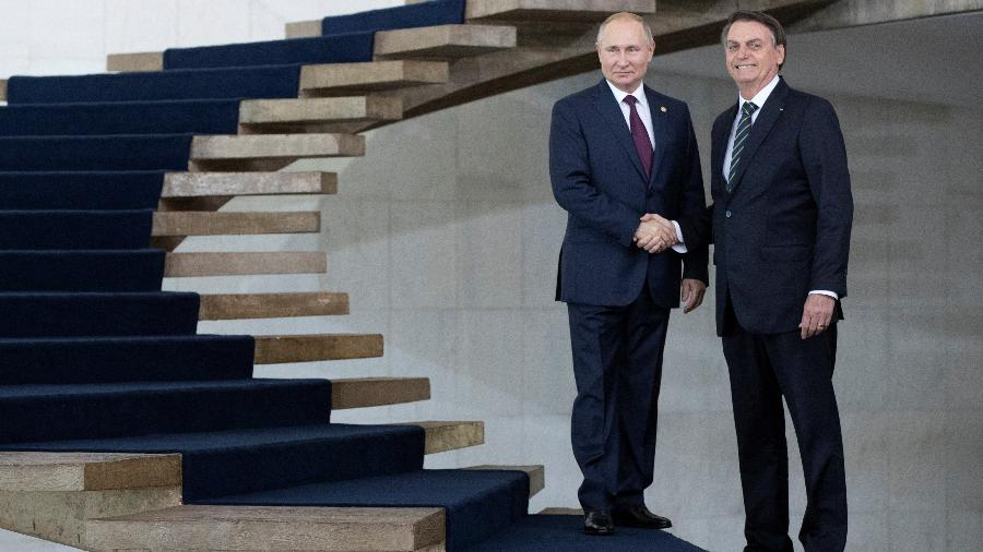 Bolsonaro e Putin posam juntos na reunião dos Brics; o russo, baixinho, teve de subir um degrau
