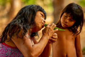 Aprendizado na natureza: Kaianaku dos Kamaiurá ensina sua neta a alimentar o pássaro. ? @callanga, Xingu, 26/10/2016