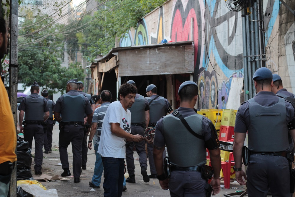  Favela escondida no meio de prédios de luxo é removida sem que ninguém perceba 