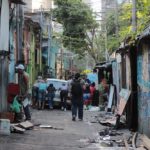 Favela escondida no meio de prédios de luxo é removida sem que ninguém perceba