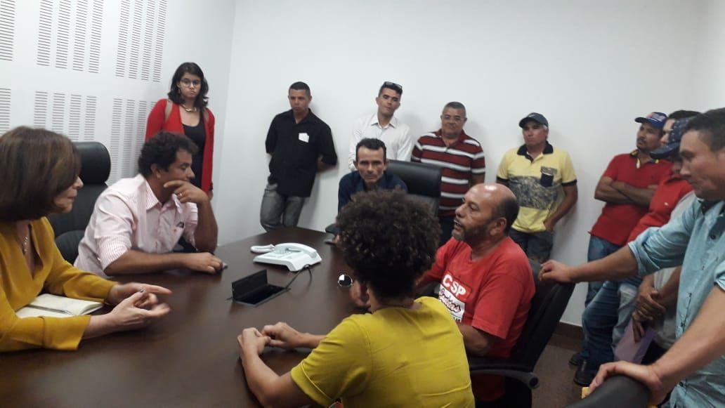 agricultores familiares do município de Jaqueira, cidade da Mata Sul do Estado, visitou os deputados estaduais da Assembleia Legislativa de Pernambuco (ALEPE) para denunciar as investidas violentas de grileiros em suas terras