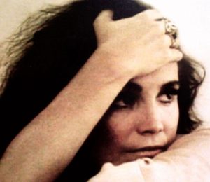 Regina duarte na pele de Malu Mulher, personagem-título da série que a TV Globo exibiu de 24 de maio de 1979 a 22 de dezembro de 1980, criada e dirigida por Daniel Filho