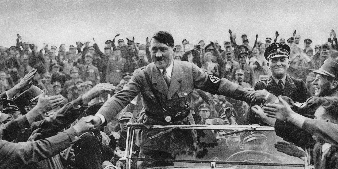 Adolf Hitler (1889-1945) é recebido por apoiadores em Nuremberg, em 1933. Propaganda nazista criou o Mito