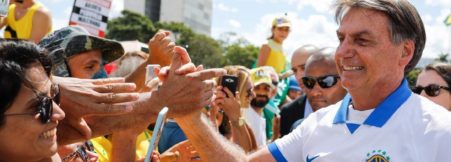 Negacionismo: Bolsonaro fura isolamento e cumprimenta seus apoiadores durante manifestação em Brasília