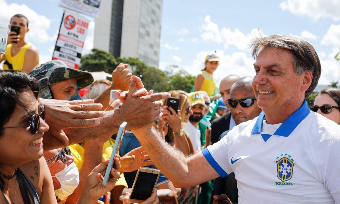 Negacionismo: Bolsonaro fura isolamento e cumprimenta seus apoiadores durante manifestação em Brasília