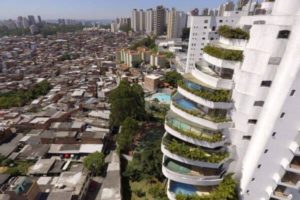 À esq., a favela de Paraisópolis, a segunda maior de São Paulo, com 100 mil habitantes; do lado direito, um dos condomínios de luxo da região do Morumbi