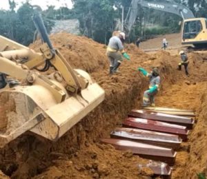 Manaus enterra corpos de vítimas do coronavírus em valas comuns