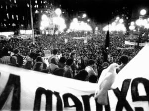 FRENTE AMPLA: Registro histórico de Comício das Diretas Já em 1984, na praça da Sé, capturado pelas lentes de um dos maiores fotógrafos do Brasil, Jorge Araújo