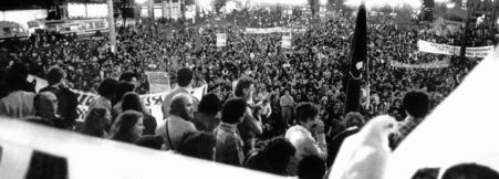 FRENTE AMPLA: Registro histórico de Comício das Diretas Já em 1984, na praça da Sé, capturado pelas lentes de um dos maiores fotógrafos do Brasil, Jorge Araújo