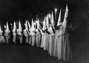 Nos EUA da Ku Klux Klan, tochas fascistas
