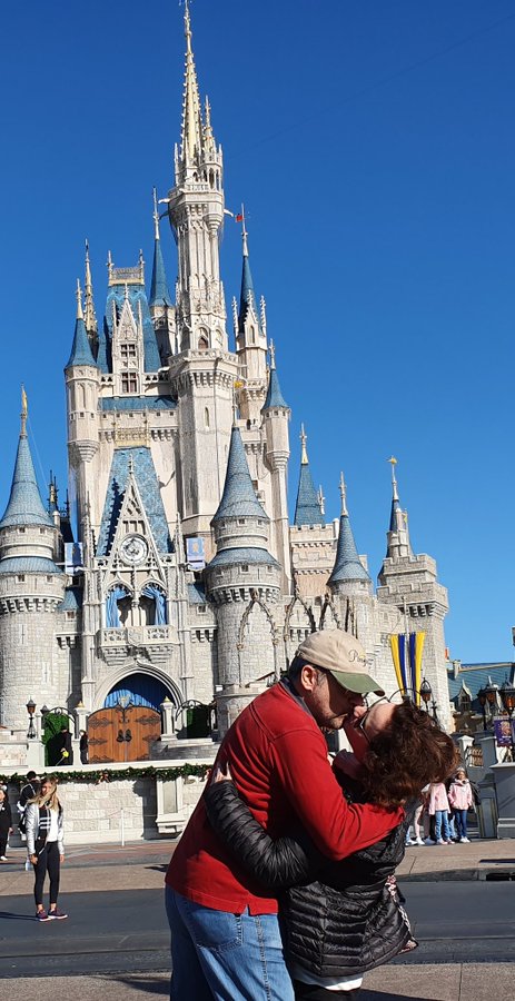 Destino da fuga de Weintraub: EUA, que ele visitou no final de 2019. No twitter, o fujão publicou foto em que beija a mulher diante do Castelo da Cinderela, no coração do Magic Kingdom