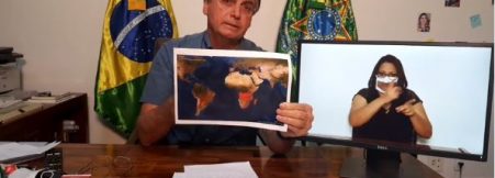 Boçalnaro adora fake news. Na live que fez hoje, ele disse que a Amazônia não pega fogo - Foto: Facebook