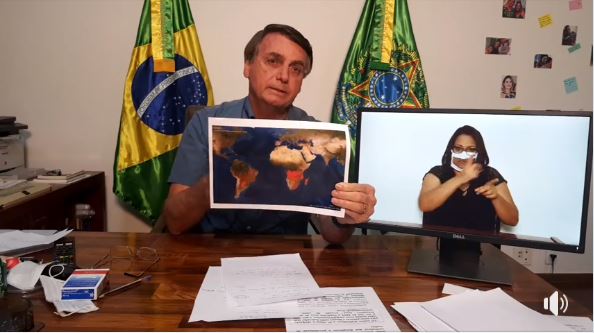 Boçalnaro adora fake news. Na live que fez hoje, ele disse que a Amazônia não pega fogo - Foto: Facebook