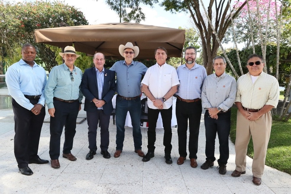 VENDIDO e SEM MÁSCARA: Jair Bolsonaro (sem partido) participa de almoço com o embaixador dos EUA Todd Chapmann (de chapéu, ao centro)