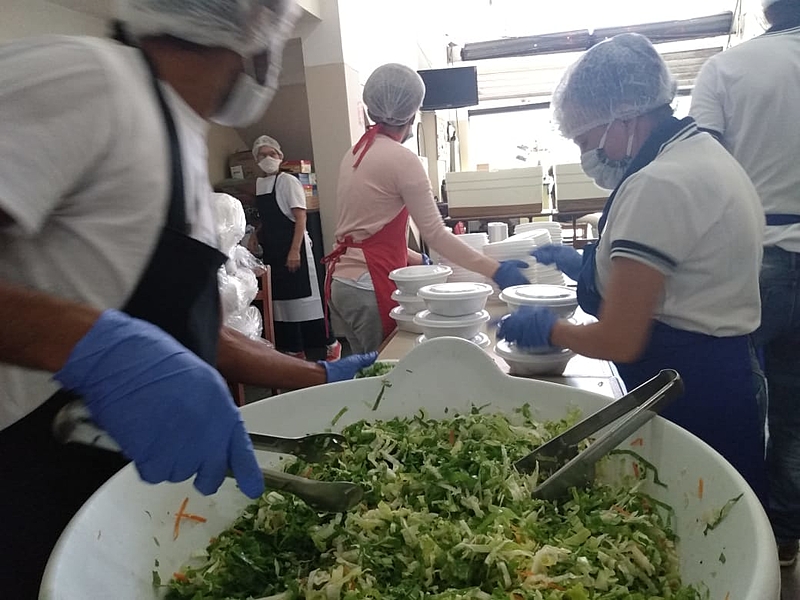 Na cozinha do projeto, o trabalho é coletivo para preparar as marmitas da agricultura familiar - Arquivo Brigada Zilda Camargo Ramos