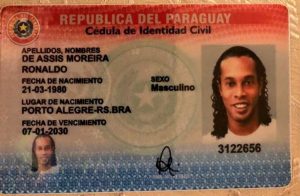 Ronaldinho, sempre risonho, no documento falsificado - Divulgação: Polícia paraguaia