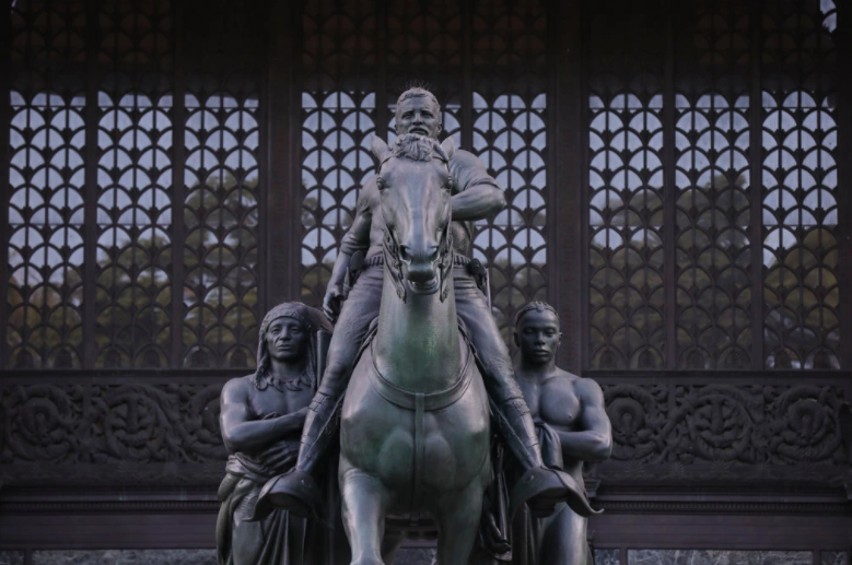 Estátua equestre de Theodore Roosevelt, a ser removida da frente do museu de História Natural de Nova York