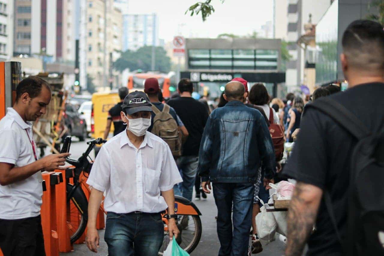Movimentação na avenida Paulista, março de 2020 Guilherme Gandolfi/ Futurapress. Senhor usando máscara, a saída do metrô e a típica aglomeração de pessoas sem máscara na Paulista. 