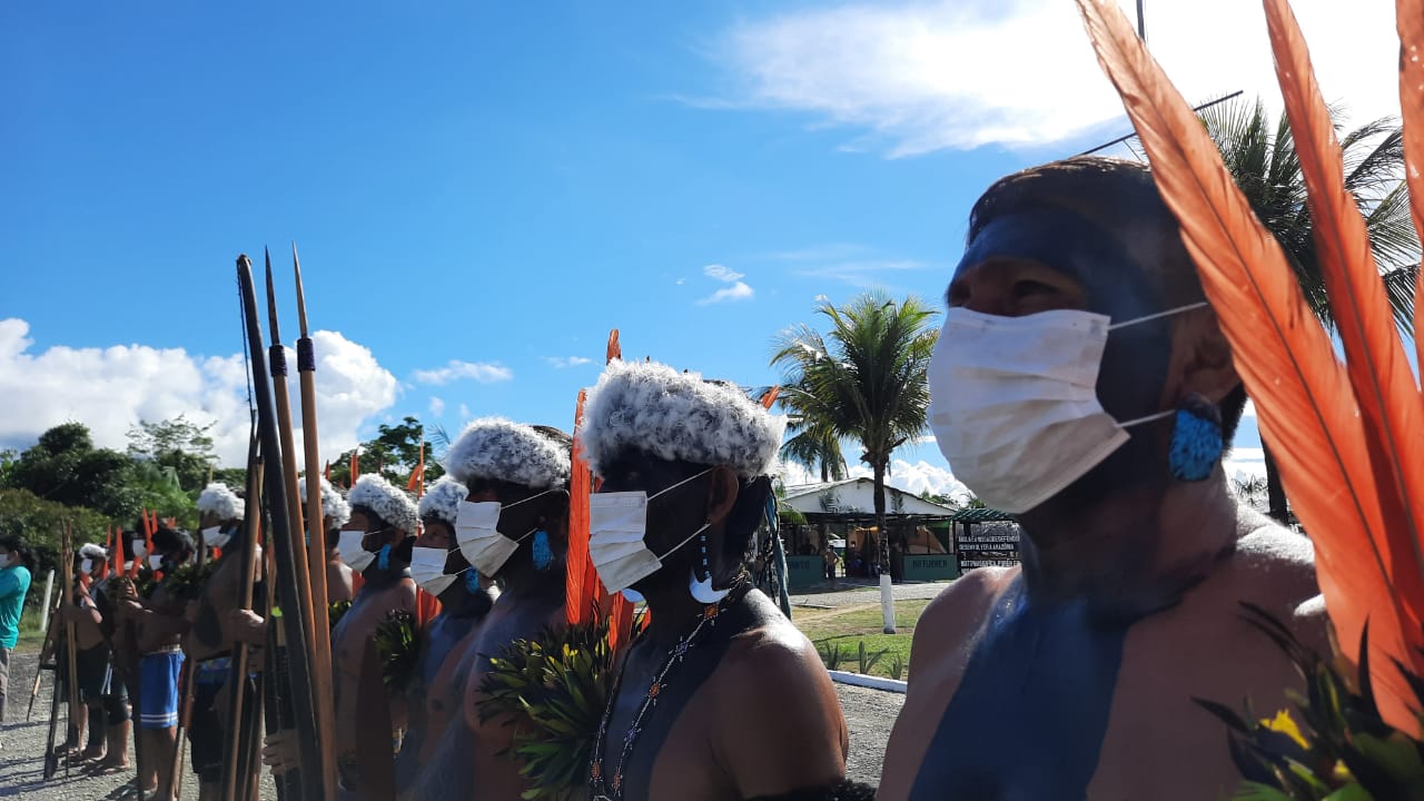 Chefes Yanomami aguardando a chegada de Bolsonaro no Pelotão de Fronteira de Maturacá - Valdemar Lins Yanomami