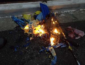 Bandeira do PSDB queimada depois de ataque de pessoas vestidas com camisetas do PCO