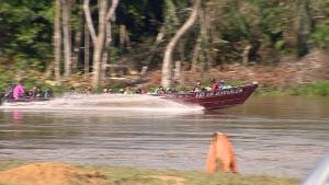 Garimpeiros no rio Uraricoera, em Roraima, a caminho de garimpo ilegal na Terra Yanomami, em 16 de maio deste ano - Alexandro Pereira /Rede Amazônica