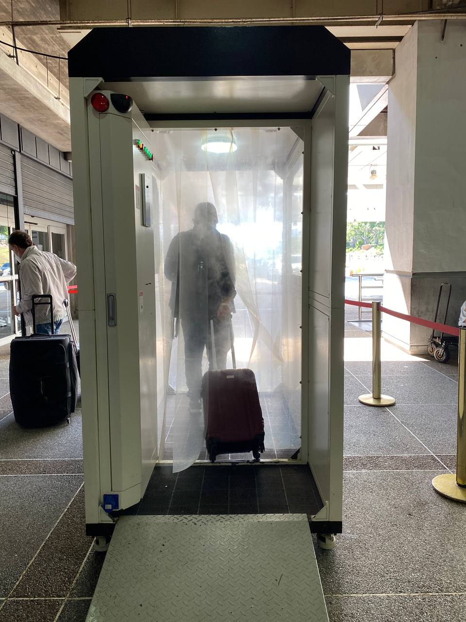 Cabine de desinfecção em aeroporto de Caracas, na Venezuela