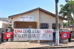 Mulheres Sem Terra denunciam privatização dos assentamentos em frente ao escritório fundiário da Fundação Itesp, Mirante do Paranapanema, em São Paulo.